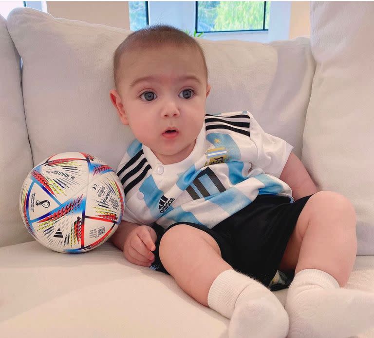 El presidente Alberto Fernández y Fabiola Yañez compartieron una foto de su hijo Francisco con la camiseta de la Argentina