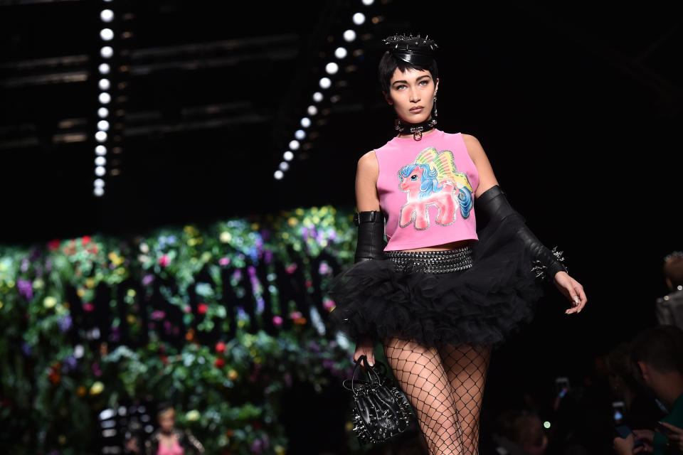 <p>Ganz ernst schaut Model Bella Hadid drein – dabei trägt sie so ein niedliches Wesen auf ihrem Shirt! Bei der Fashion Week in Mailand zeigte das Label Moschino unter anderem eine Hommage an die Zeichentrickfigur „My Little Pony“. Das Ergebnis einer Zusammenarbeit von Moschino und dem Spielwarenhersteller Hasbro. (Bild: Getty Images) </p>