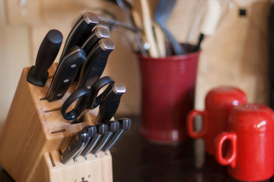 Eines der wohl wichtigsten Küchengeräte überhaupt ist das Messer: Egal, ob Sie Gemüse, Obst oder Fleisch zubereiten - nahezu alle Zutaten müssen in mundgerechte Stücke geschnitten werden. Doch statt ein einzelnes Messer zu kaufen, investieren Sie lieber in einen Messerblock: Denn Messer ist nicht gleich Messer ... (Bild: iStock / laurenbergstrom)