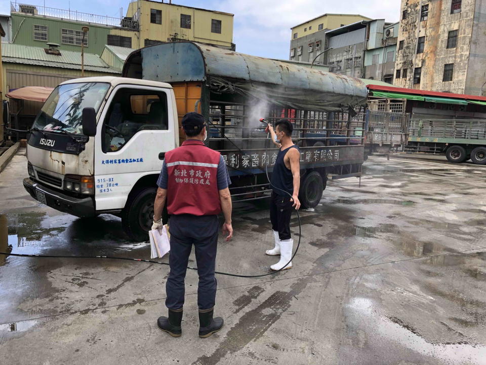 動保處派員至肉品市場清消車輛。   圖：新北市動保處提供