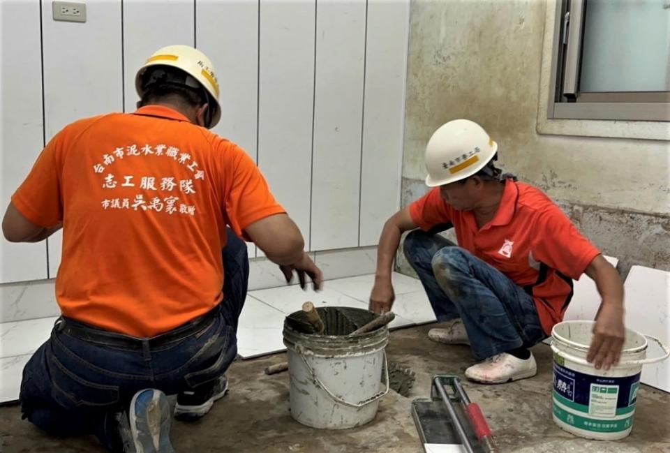 台南市泥水工會志工前往左鎮區，幫弱勢戶臥室地坪貼磁磚。（勞工局提供）