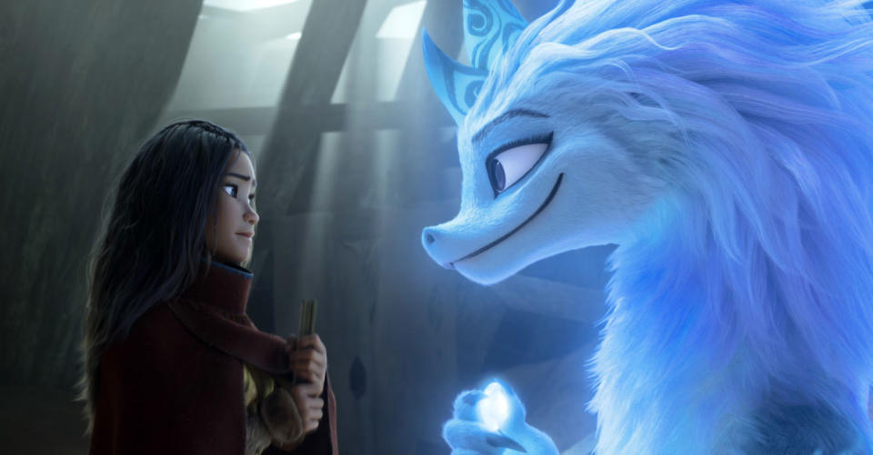 El personaje animado Raya, con la voz de Kelly Marie Tran, izquierda, con la dragona Sisu en una escena de "Raya and the Last Dragon". La película animada codirigida por el mexicano Carlos López Estrada fue nominada a un Oscar el 8 de febrero de 2022. (Disney+ vía AP)