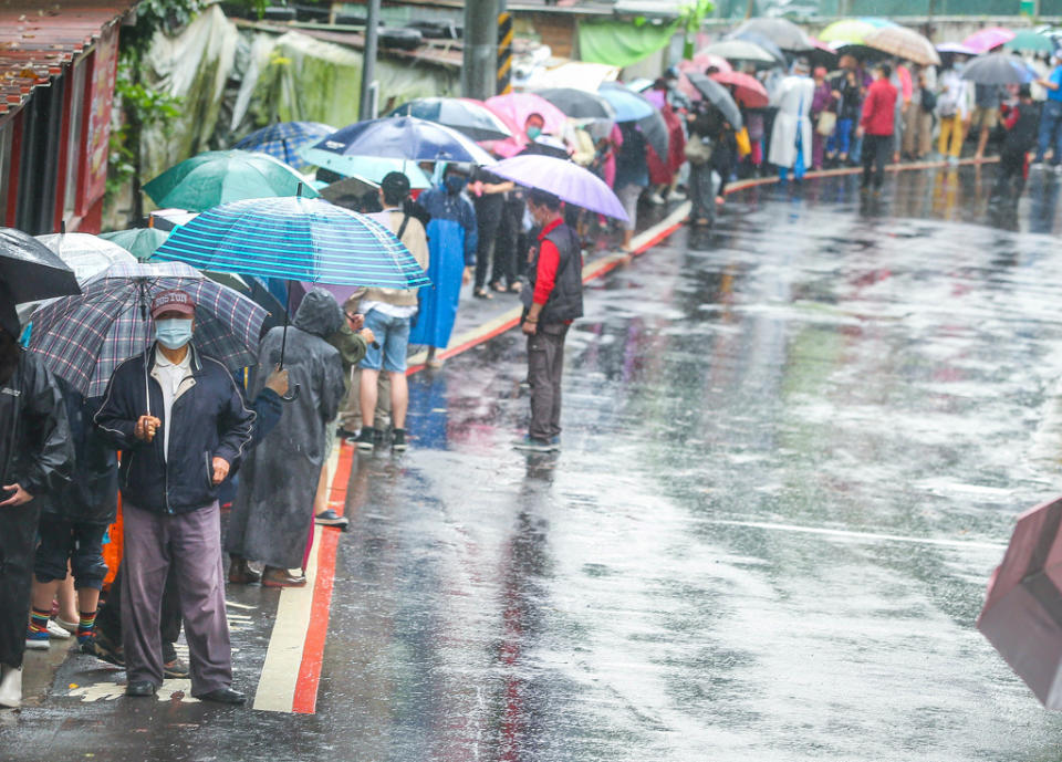 下波水氣晚上抵達，全台再度轉雨，加上東北季風影響，周一全台降溫，感受濕冷，北台灣整天溫度介於16到19度。（資料照）
