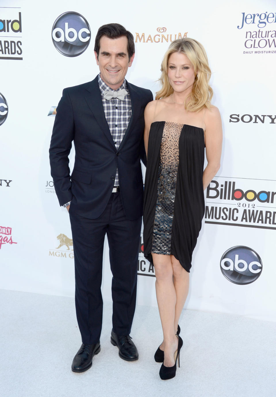LAS VEGAS, NV - MAY 20: (L-R) Actors Ty Burrell and Julie Bowen arrive at the 2012 Billboard Music Awards held at the MGM Grand Garden Arena on May 20, 2012 in Las Vegas, Nevada. (Photo by Frazer Harrison/Getty Images for ABC)