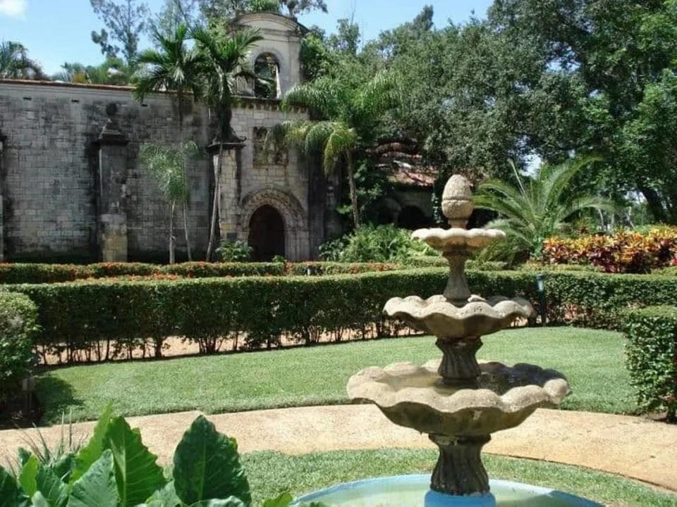North Miami Beach alberga el Antiguo Monasterio Español, en la foto de arriba.