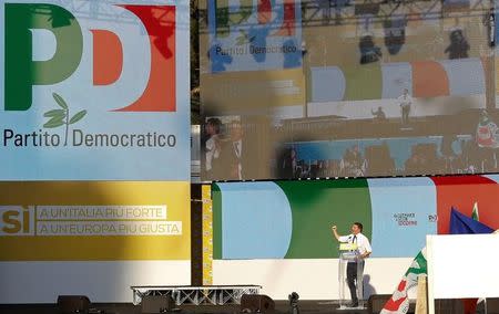 Italian Prime Minister Matteo Renzi speaks during a rally in downtown Rome, Italy October 29, 2016. REUTERS/Remo Casilli