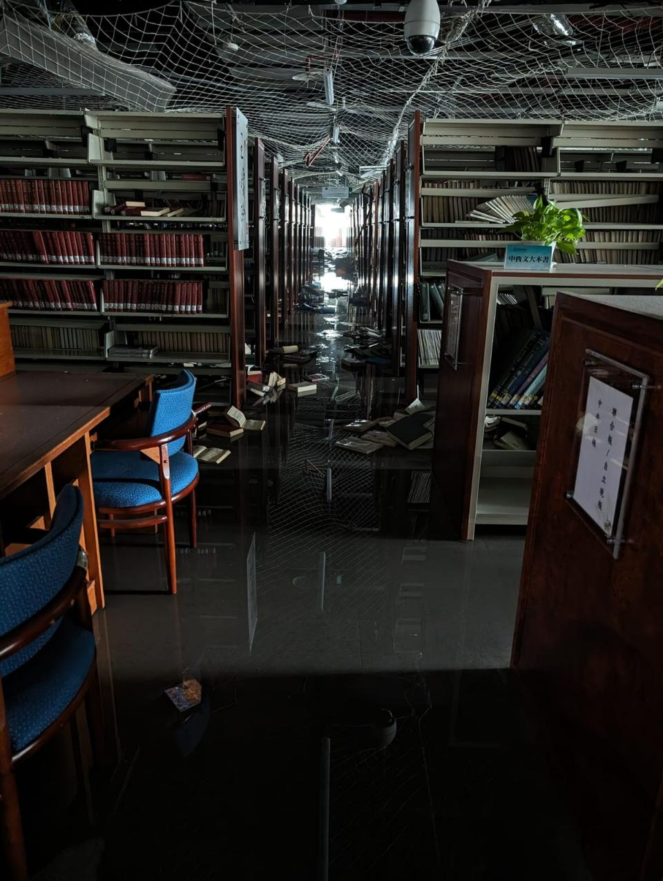 台灣圖書館在0403地震中受損嚴重，內部大面積淹水。翻攝蔡蕙頻臉書