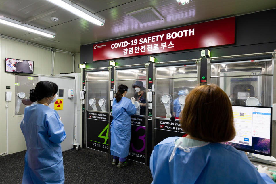 Image: Covid-19 Testing Safety Booth in Seoul (SeongJoon Cho / Bloomberg via Getty Images file)