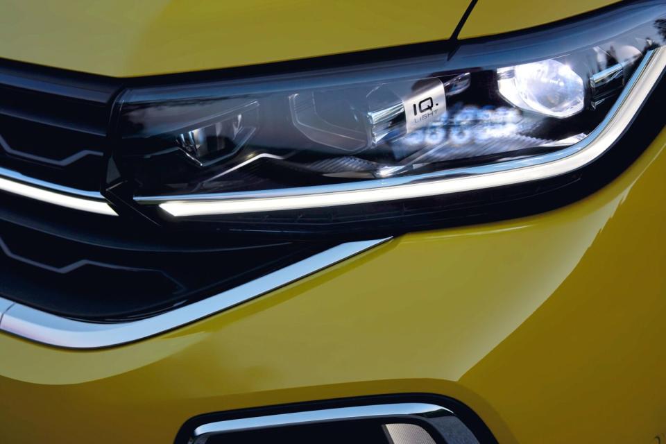Tech以上車型導入IQ.Light智慧燈組，包含LED Matrix矩陣式頭燈與DLA動態切換功能。