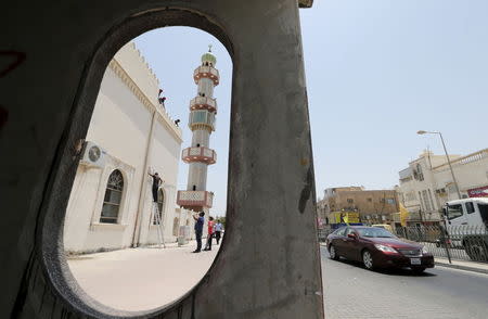 Workers install a security camera outside the Al A'ali Grand Mosque, where joint Sunni and Shi'ites prayers are to be held to show solidarity and co-existence between the two sects of Islam, ahead of Friday prayers in Al A'ali south of Manama, July 3, 2015. REUTERS/Hamad I Mohammed