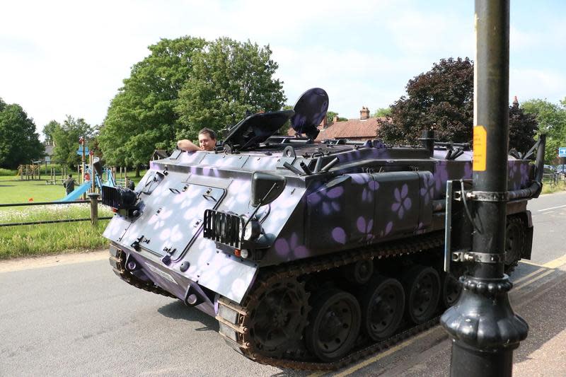 英國男子梅林斥資鉅額，購買了一輛FV-432陸軍裝甲車作為計程車用途。（翻攝Tank Taxi Facebook）