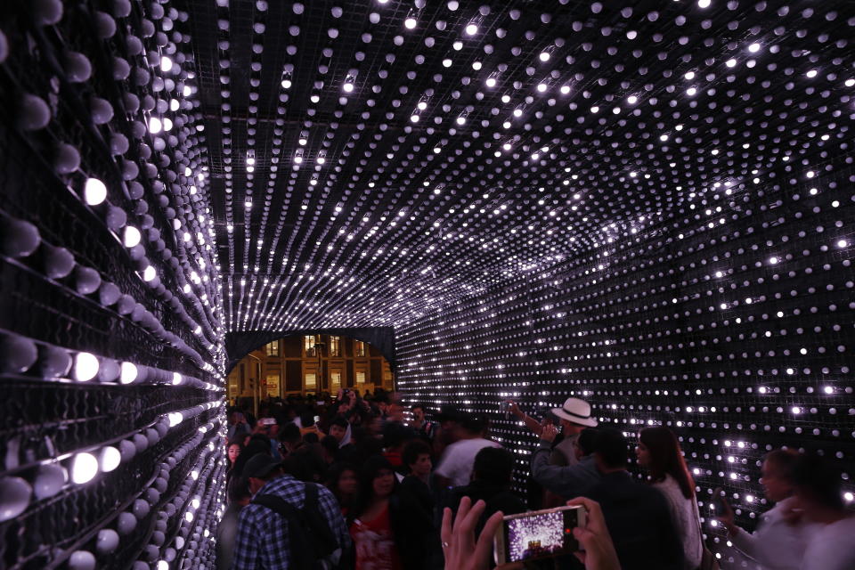 <p>MEX01. CIUDAD DE MÉXICO (MÉXICO), 16/11/2017.- Personas visitan el Festival Internacional de Las Luces (FILUX) que inicia hoy, jueves 16 de noviembre de 2017, donde a través de un recorrido de 4 noches miles de personas podrán observar creaciones realizadas con luz, proyecciones monumentales, esculturas de luz, iluminación arquitectónica, entre otras obras, en Ciudad de México (México). EFE/José Méndez </p>