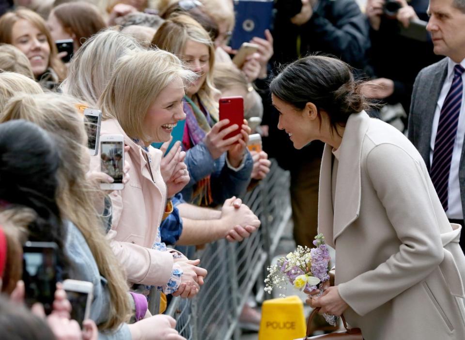 La fan de la realeza dice que entró en pánico cuando Meghan le preguntó si las flores eran de su jardín (AFP vía Getty Images)