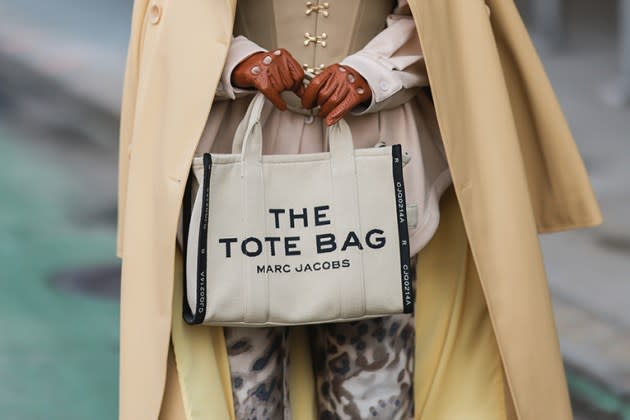 marc jacobs the tote bag street style