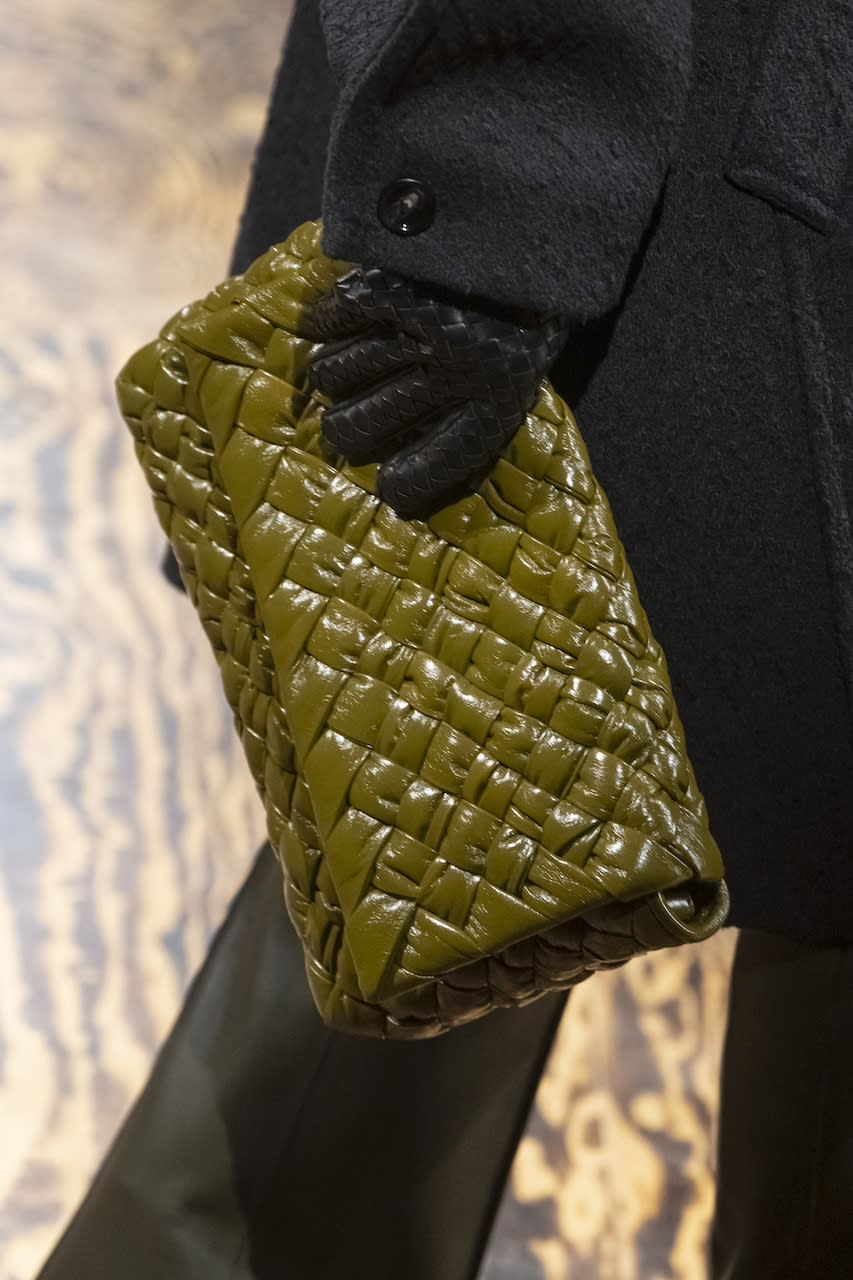 Bottega Veneta 2024秋冬時裝騷潮流筆記：李英愛、劉俊謙現身；下期流行一大一小孖裝手袋？