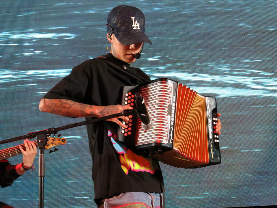 El rapero mexicano Santa Fe Klan toca el acordeón en un concierto en la Ciudad de México el miércoles 27 de julio de 2022. (Foto AP/Berenice Bautista)