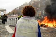 <p>Au fil des mois, l’exécutif doit faire face à la colère croissante des Français. Cheminots, retraités, fonctionnaires… tous descendent dans la rue pour manifester leur mécontentement. Le 26 mai, plusieurs manifestations sont organisées à travers le pays afin de dénoncer les réformes entreprises par Emmanuel Macron. Avant cela, les cheminots avaient appelé à cesser le travail deux jours sur cinq entre le 3 avril et le 28 juin contre le projet de réforme de la SNCF voulu par le gouvernement. A l’automne, la hausse à venir de la taxe sur les carburants cristallise le ras-le-bol. Le mouvement des gilets jaunes naît sur Internet. Jugeant leur pouvoir d’achat insuffisant, ils se mobilisent en France le 17 novembre lors de rassemblements et de blocages à travers le pays. Mais les manifestations suivantes, à Paris, seront émaillées de très nombreux incidents et dégradations, alors que les “Macron démission” se multiplient. (Bertrand GUAY / AFP) </p>