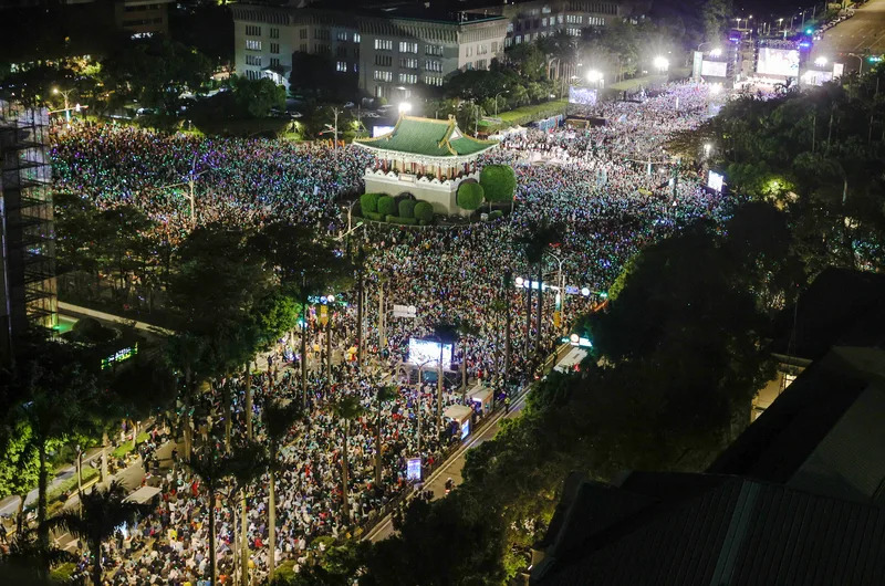 台灣民眾黨選前之夜造勢晚會12日在台北凱達格蘭大道登場，大批支持者擠滿會場，將景福門團團包圍，氣氛熱絡。（中央社）