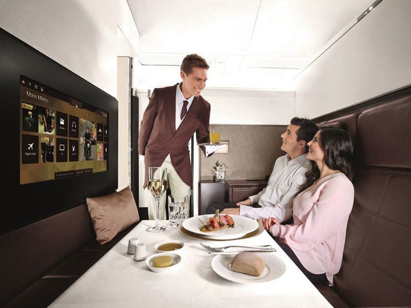 Den Passagieren werden Luxusmahlzeiten serviert, darunter Kaviar, Steak, Champagner und Wein. (Bild: Etihad Airways)