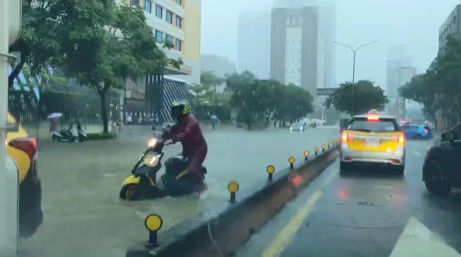 快新聞／信義區成「水都」！ 機車泡水橫躺水中 市府站旁陷入泥河