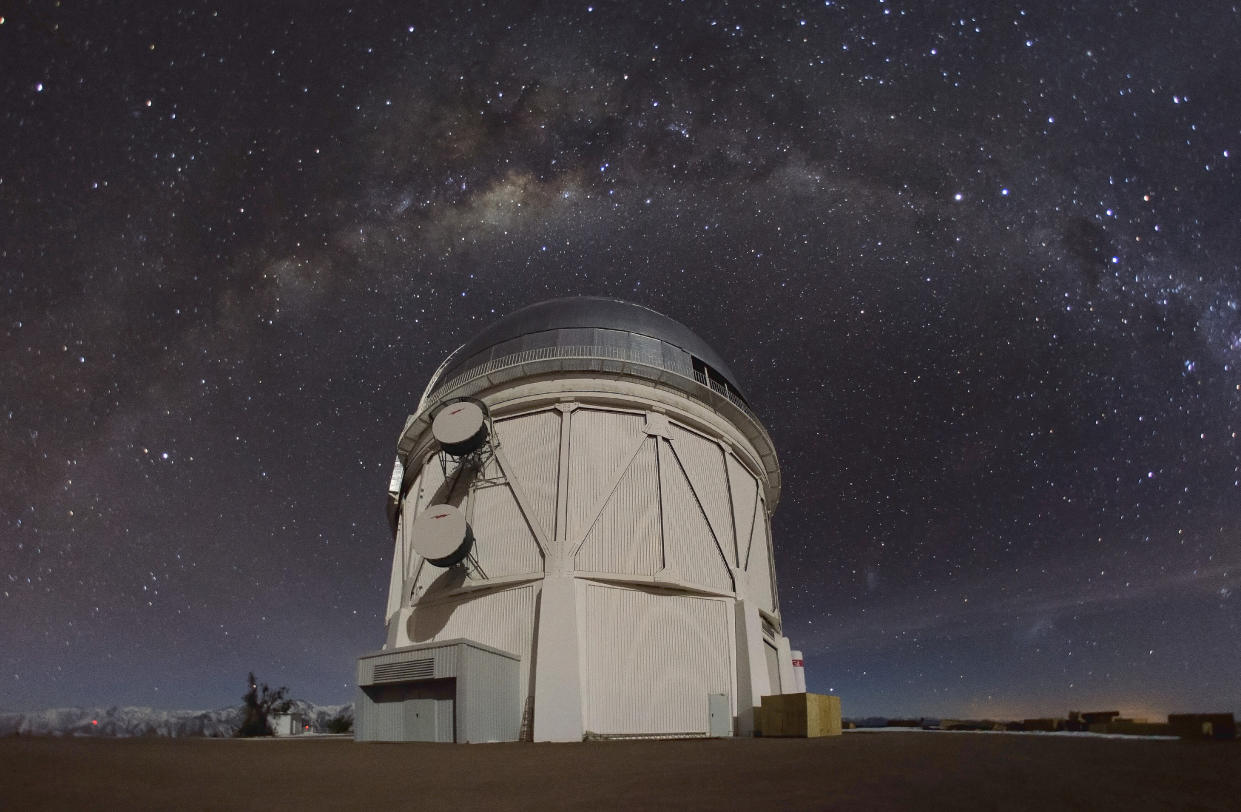 Una foto sin fecha que proporcionó el Observatorio Interamericano del Cerro Tololo en Chile muestra el domo del Telescopio Víctor M. Blanco de 4 metros de apertura, donde una Cámara de Energía Oscura detecta asteroides que orbitan entre la Tierra y el Sol. (CTIO/NOIRLab/NSF/AURA/D. Munizaga vía The New York Times).