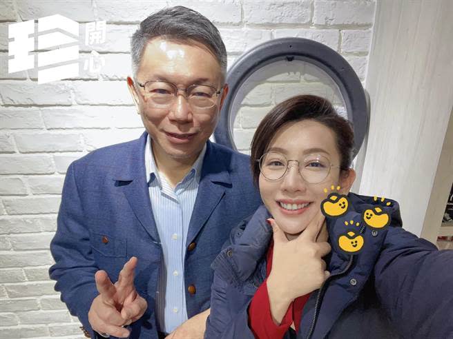 民眾黨台北市議員林珍羽今天晚間在臉書貼出一張她與黨主席柯文哲的合照，柯文哲頂了年輕髮型迎新春。（摘自林珍羽臉書）