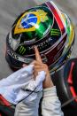 A commencer par le tout nouveau sextuple champion du monde - et recordman du nombre de poles (87) -, Lewis Hamilton. Officiellement sacré à Austin le 3 novembre dernier, le Britannique arbore ainsi à Interlagos un casque jaune et vert, frappé du « S » de la fondation créée par Ayrton Senna. « <em>Je sais que les Brésiliens souffrent de son absence</em>, a-t-il expliqué jeudi soir. <em>J'ai envie de le faire revivre ici chaque année pour rendre son peuple heureux.</em> »