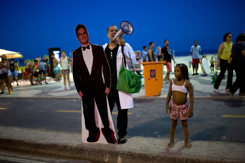 <p>Ein Demonstrant hält am Strand der Copacabana im brasilianischen Rio de Janeiro einen Aufsteller von Sérgio Moro fest – dem brasilianischen Bundesrichter, der für die umfassende Korruptionsuntersuchung „Operation Car Wash“ verantwortlich ist, die bereits mehrere bekannte Politiker im Visier hat. Überall im Land finden parallel Proteste gegen den ehemaligen Präsidenten Luiz Inácio Lula da Silva statt, der bereits im Sommer im Rahmen des Korruptionsskandals verurteilt wurde. Ungeachtet weiterer Prozesse, die derzeit gegen ihn laufen, will er bei der kommenden Präsidentschaftswahl im Herbst dieses Jahres erneut kandidieren – aktuell steht er in den Umfragen vorne. Eine ausstehende Richterentscheidung über eine angeblich durch staatliche Gelder finanzierte Wohnung Lula da Silvas könnte laut Experten über dessen politische Zukunft entscheiden. (Bild: AP Photo/Silvia Izquierdo) </p>