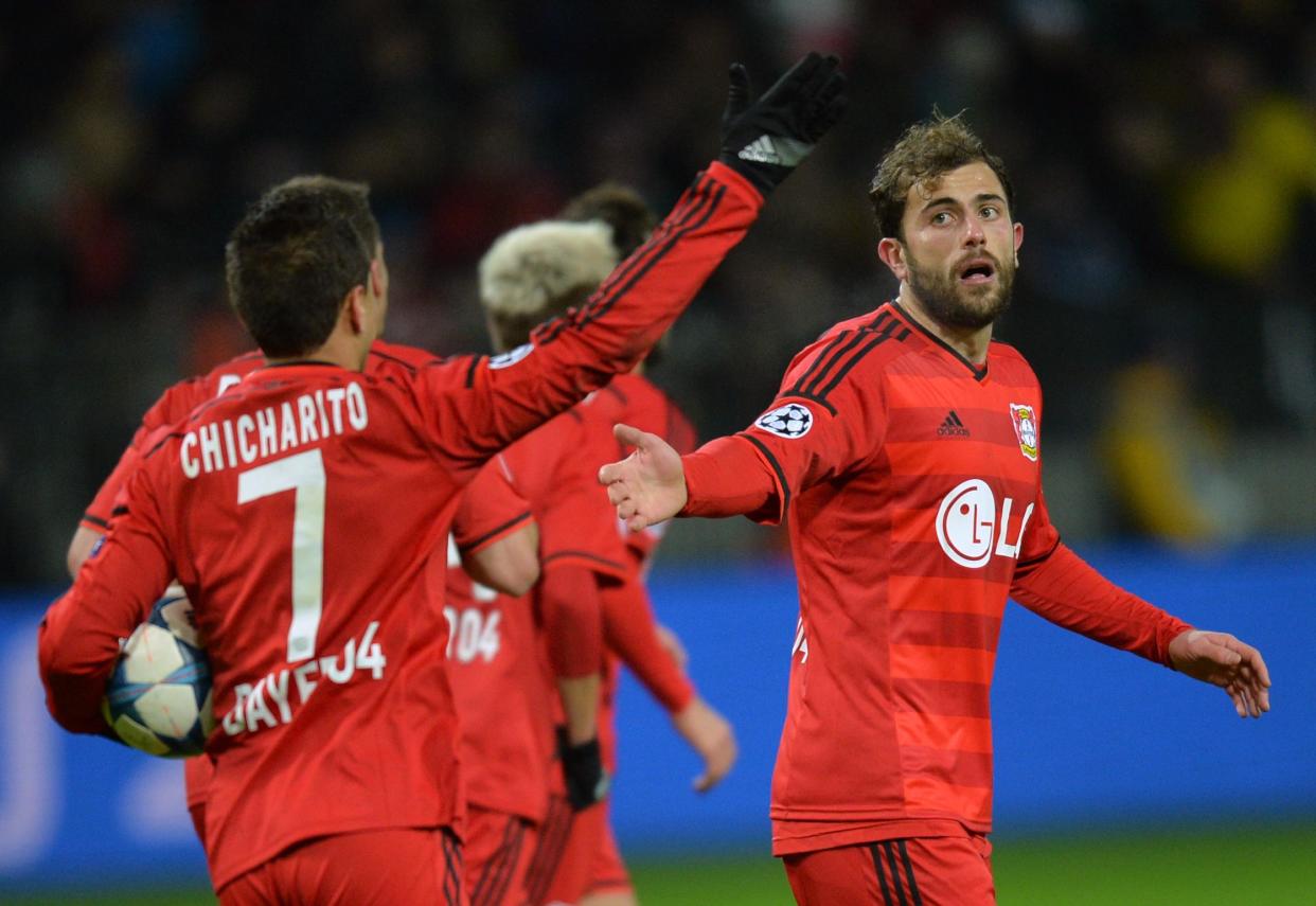 Los jugadores del Bayer Leverkusen celebran un gol frente al BATE Borisov durante un partido de la Liga de Campeones jugado el 24 de noviembre de 2015 en Borisov (AFP | MAXIM MALINOVSKY)