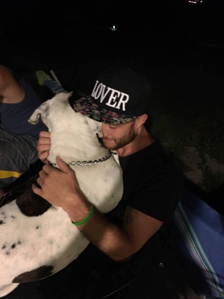 Dan adoptó a Diggy hace apenas unas semanas en el refugio para animales Detroit Dog Rescue. Ahora que es un perro doméstico, se enfrentan a un grave problema legal.