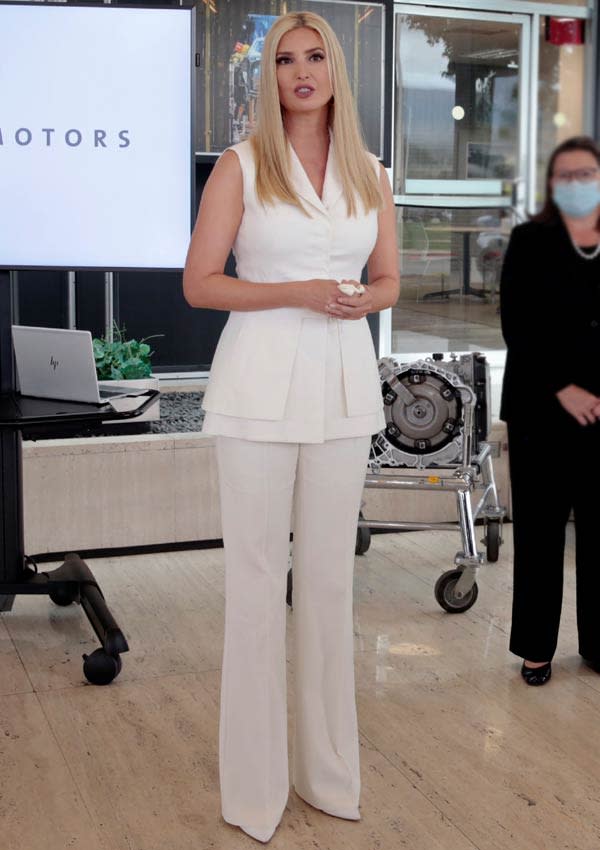 Ivanka Trump con chaleco blanco