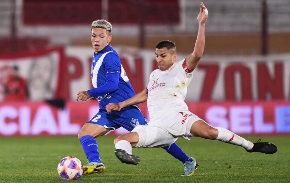 Gianluca Prestianni (left) avoids the challenge of Huracán’s Fernando Tobio on Sunday.