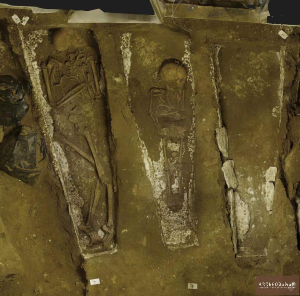 Sarcophagi being excavated (Archeodunum)