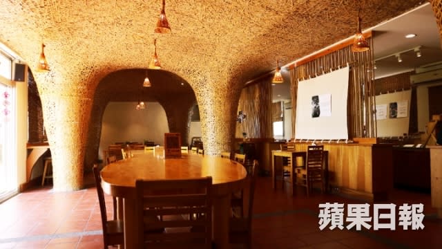 用竹子工藝編織成立體的餐廳「竹青庭」，原身是舊客運站，現在已成當地地標之一。