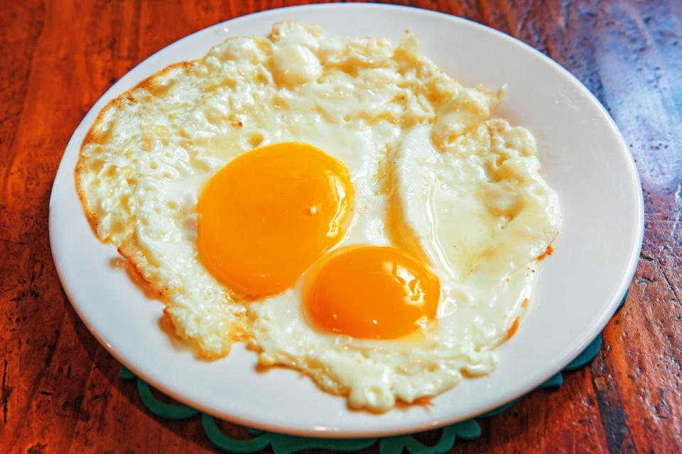 太陽蛋（Sunny-side-up egg），亦稱單面煎荷包蛋，一面煎焦，另一面是圓圓黃黃的半熟蛋黃，像太陽一樣。