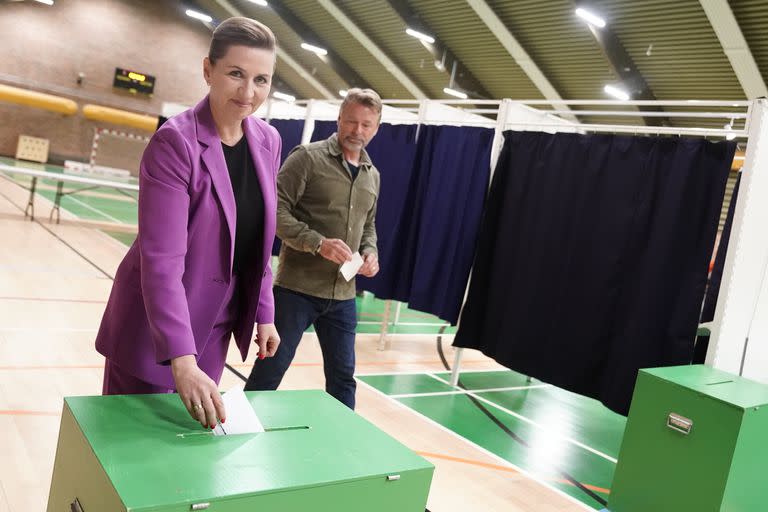 La socialdemócrata y primera ministra Mette Frederiksen y su marido Bo Tengberg votan en Hareskovhallen en Vaerloese, Dinamarca, el miércoles 1 de junio de 2022. 