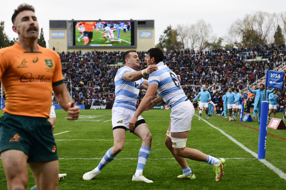 Argentina's Juan Martin Gonzalez, right, celebrates his try with teammate Emiliano Boffelli next to Australia's Quade Cooper, during their rugby championship match in Mendoza, Argentina, Saturday, Aug. 6, 2022. (AP Photo/Gustavo Garello)