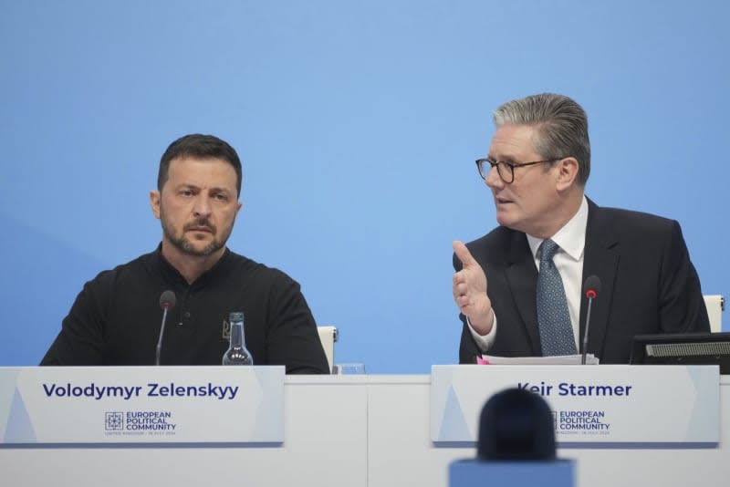 British Prime Minister Keir Starmer with Ukrainian President Volodymyr Zelensky during the opening plenary session of the European Political Community Summit at Blenheim Palace in Woodstock.  Kin Cheung/PA/dpa yarn