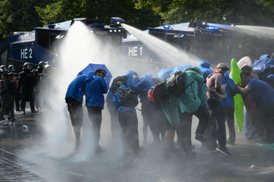 Riot police clash with G-20 protesters in Hamburg, Germany