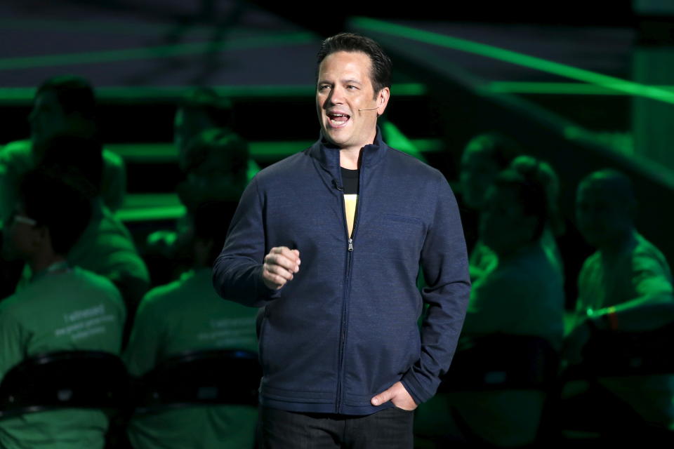 Phil Spencer, director de Xbox, anuncia la compatibilidad con versiones anteriores para jugar todos los juegos de Xbox 360 en Xbox One durante la conferencia de prensa de Xbox del editor de juegos Microsoft antes del día inaugural de la Electronic Entertainment Expo, o E3, en Los Ángeles, California, Estados Unidos, junio 15, 2015. REUTERS/Lucy Nicholson 