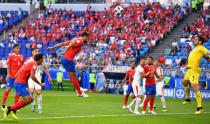 Soccer Football - World Cup - Group E - Costa Rica vs Serbia - Samara Arena, Samara, Russia - June 17, 2018 Costa Rica's Giancarlo Gonzalez heads at goal REUTERS/Dylan Martinez