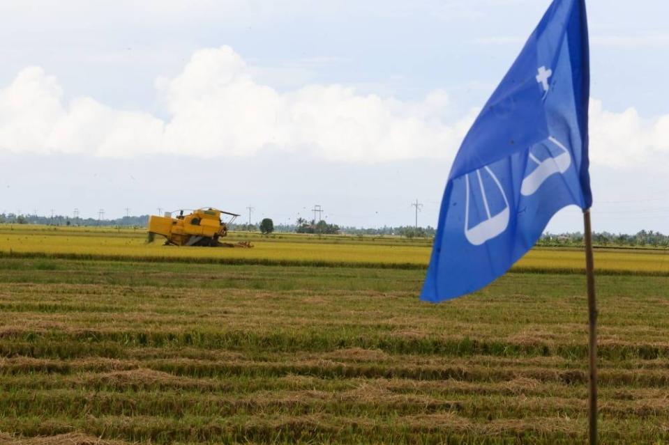 A rice harvester working at a paddy field in Kampung Sungai Sireh, Tanjung Karang. Nov 13, 2022. — Picture by Choo Choy May