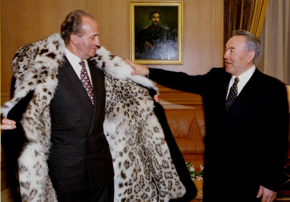 Kazakh President Nursultan Nazarbayev presents a fur coat to King Juan Carlos. Image: Sky