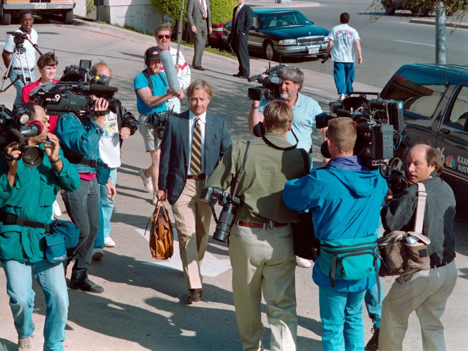 Lawyer Dick DeGuerin walks through media in 1993.