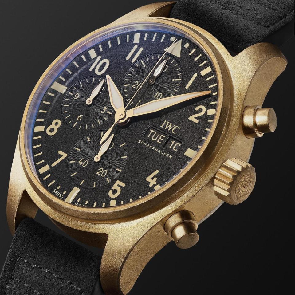 「MR PORTER 的 10年」飛行員計時腕錶限量版，全球限量110只，定價7,100美元。