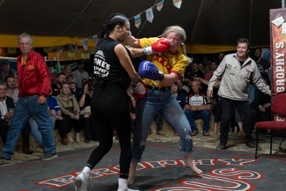 Soraya ‘Miss Mauler’ Johnston fights Caitlin Duffie, a volunteer from the audience (Washington Post photo by Michael Robinson Chavez)