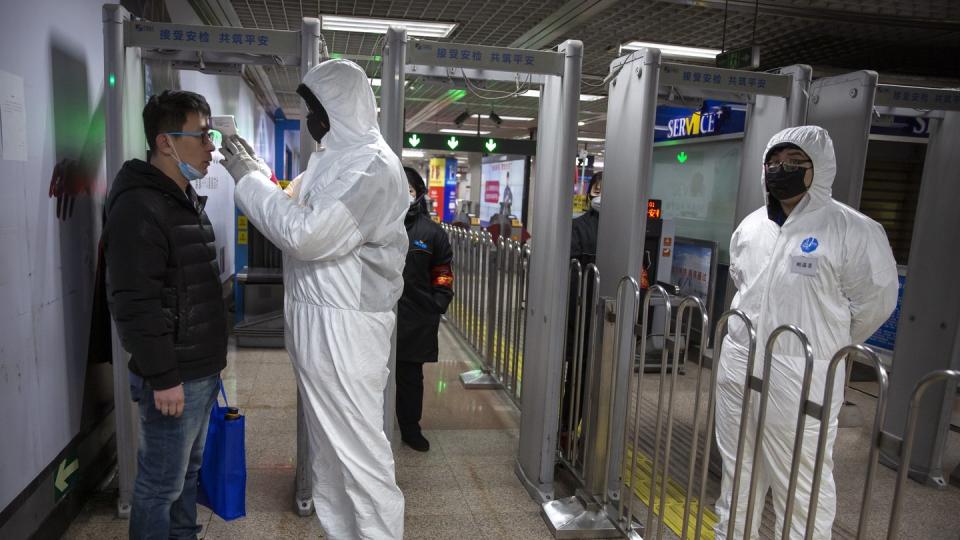 Temperaturkontrollen in einer U-Bahn-Station in Peking.