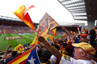 <p>Su camiseta y su escudo siempre han llevado los colores de la bandera de Cataluña y su himno oficial es Els Segadors. Además, cierto sector de la afición siempre se ha mostrado cercano al nacionalismo y al independentismo, como ha hecho el club ahora creando una camiseta conmemorativa y reivindicativa. (Foto: George Wood / Getty Images).</p> 