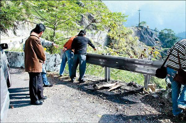  警方押解2名凶手到焚屍、棄屍地點進行模擬。（翻攝畫面）