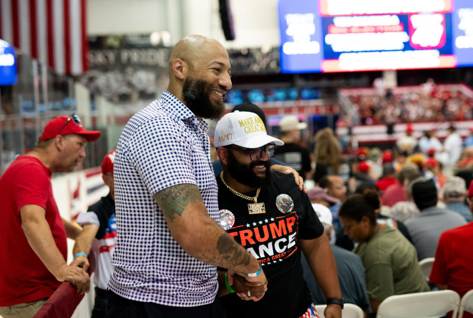 ST CLOUD, MINNESOTA - 27 JULI: Republikeinse Senaatskandidaat Royce White begroet deelnemers vóór een bijeenkomst met de voormalige Amerikaanse Republikeinse presidentskandidaat Donald Trump en de Republikeinse vice-presidentskandidaat Amerikaanse senator JD Vance (R-OH) in het Herb Brooks National Hockey Center op 27 juli , 2024 in St. Cloud, Minnesota. Trump hoopt Minnesota in november omver te werpen, wat de Republikeinen sinds 1972 niet meer hebben gedaan bij de presidentsverkiezingen. (Foto door Stephen Maturen/Getty Images)